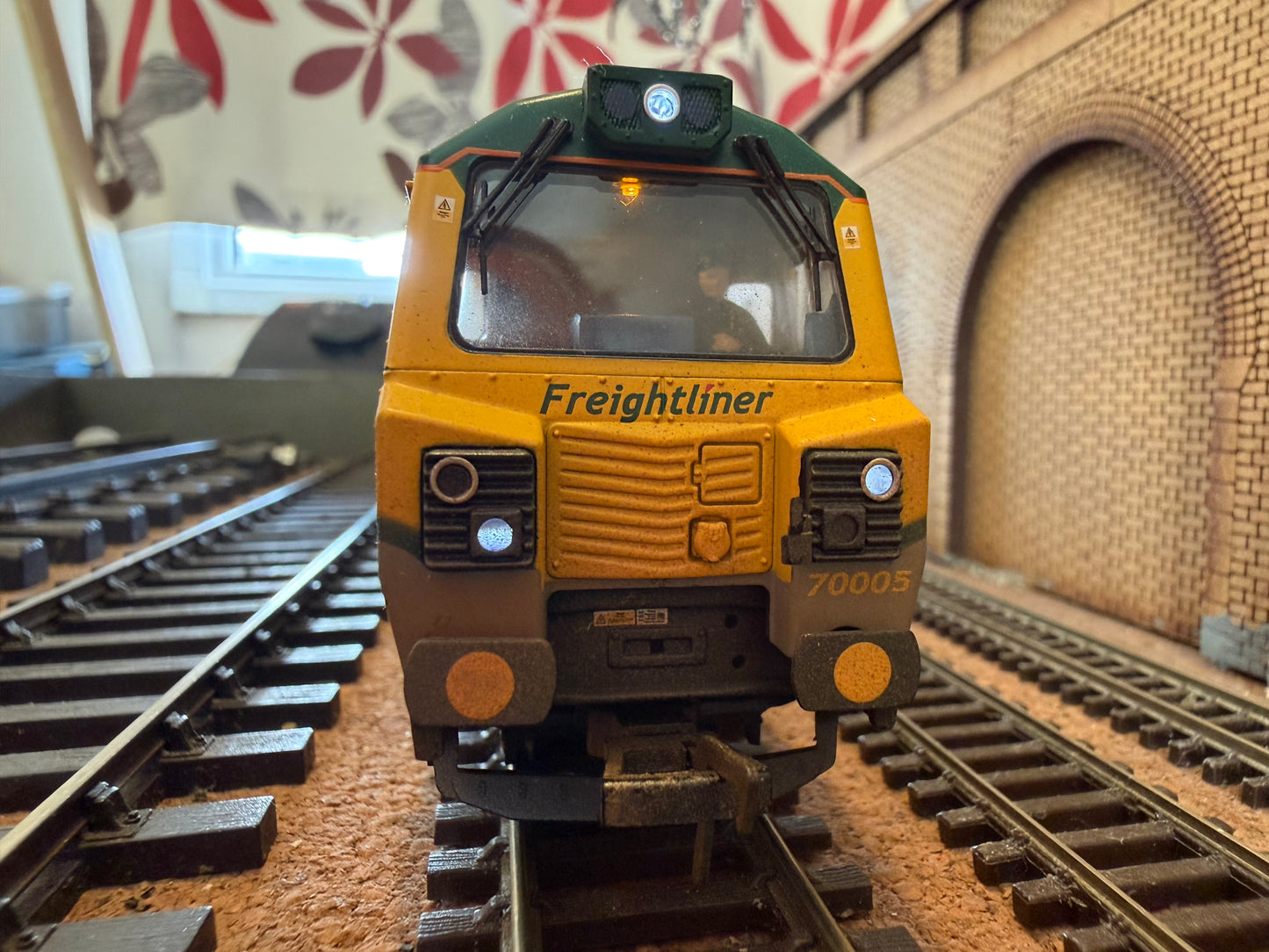 Bachmann 31-588 (OO) General Electric Class 70 No.70005 in Weathered Freightliner Powerhaul Livery. DCC Ready 