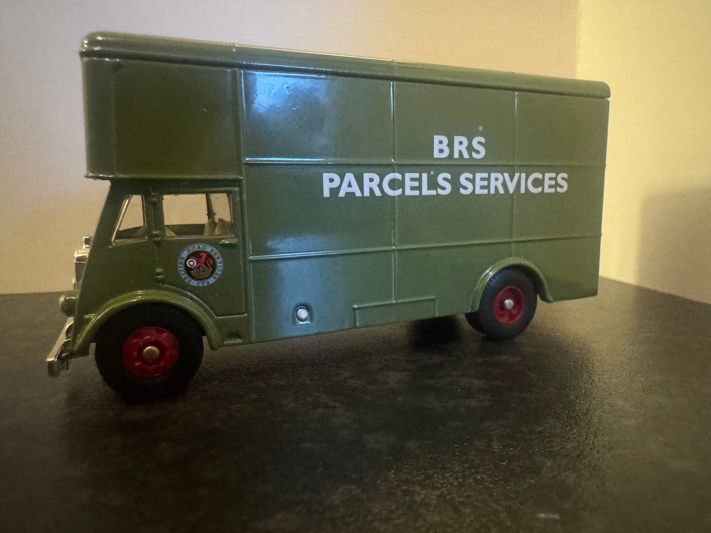Lledo Trackside 146000 (1:76 / OO9 / OO) Guy Pantechnicon in British Railways, British Road Service, Parcels Service Livery. 