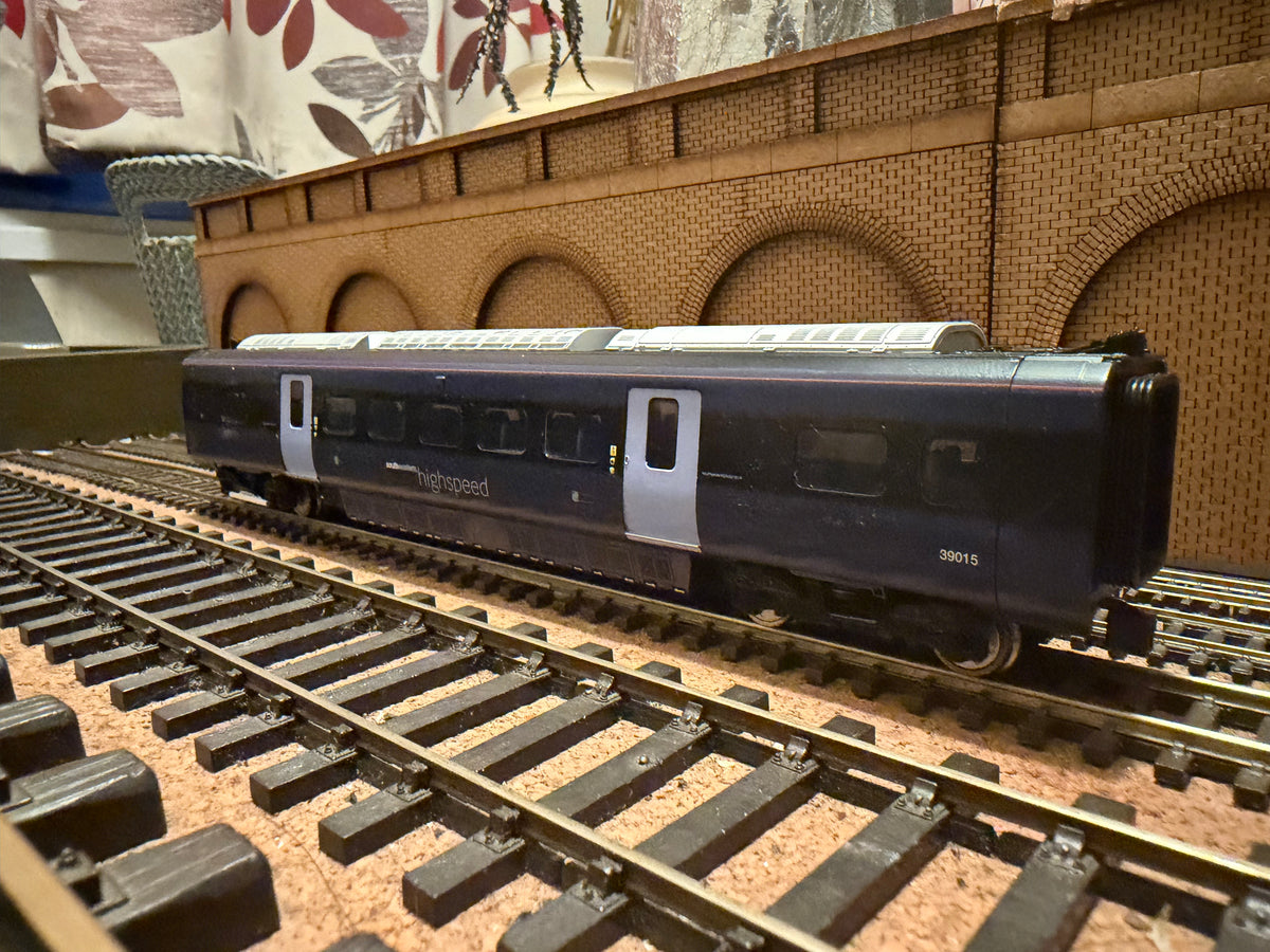 Hornby R4383 (OO) Hitachi Class 395 ‘Javelin’ intermediate standard class coach No.39015 in South Eastern High speed Livery