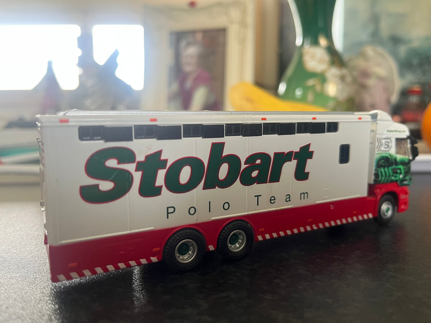 Oxford (1:76 / OO) Eddie Stobart, Scania Highline Horse Box, Reg: E1 90L0 ”Ivy” in Stobart Polo Team livery