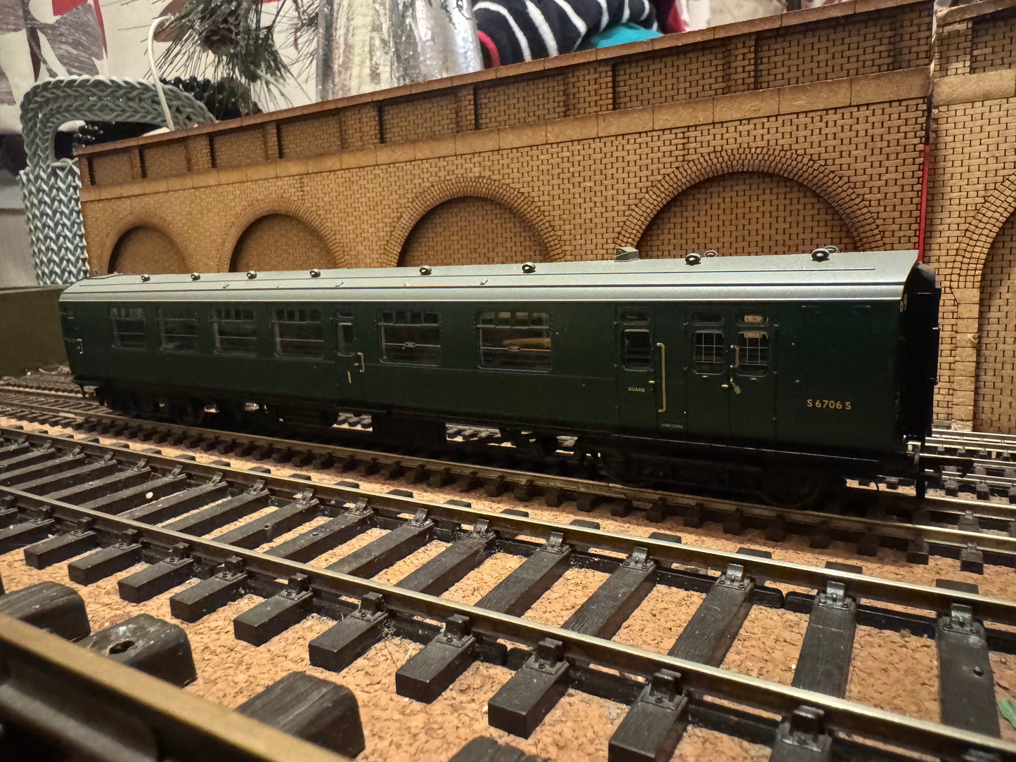 Bachmann 34-800 (OO) Ex SR, ‘Bulleid 10 Vent’ 63ft Brake Composite No.S6706S in British Railways Southern Region Green. Coaches set 69. 
