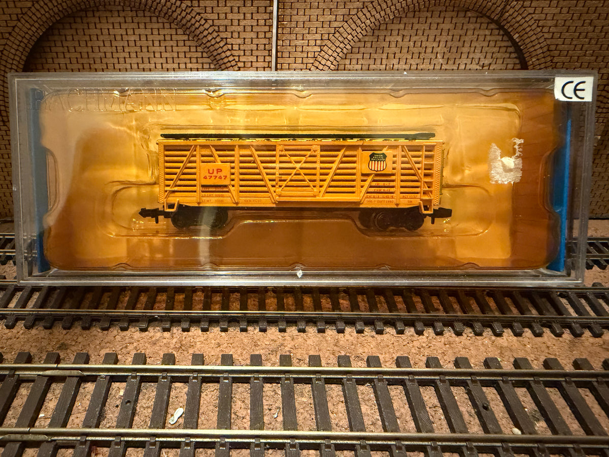 Bachmann Silver Series 71551 (N Scale) Union Pacific Railroad, 40ft Livestock Car No.47747 in UPR Yellow & Sliver 