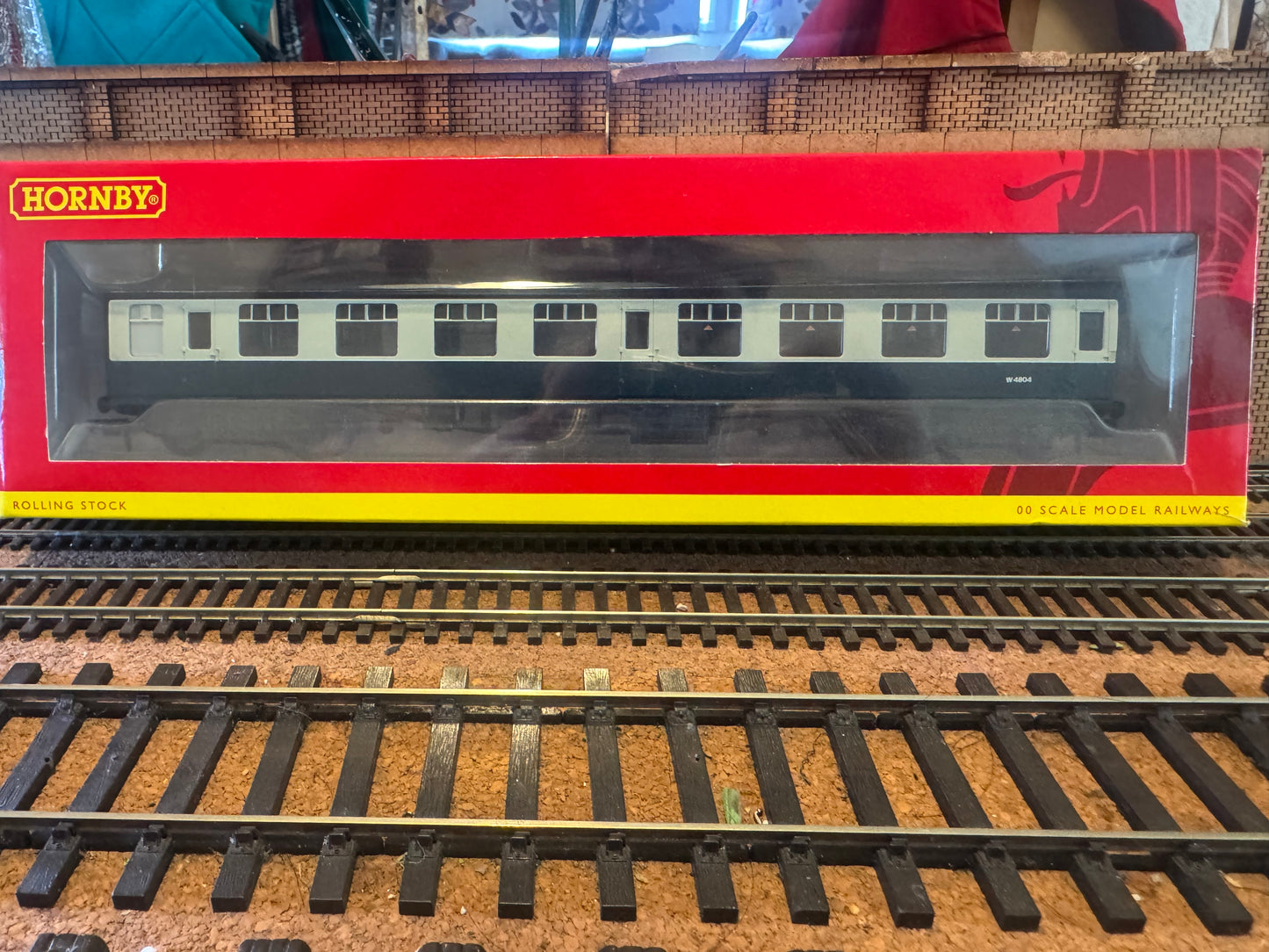 Hornby R4775 (OO) British Railways MK1 Second Open No.W4804 in British Rail Blue Grey.