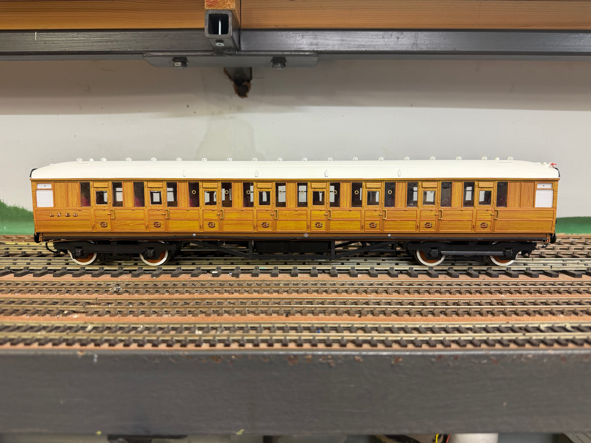 Hattons H7-TC115-001 (O Gauge) London North Eastern Railway, ‘Gresley’ Diagram 115 Corridor Third in LNER Varnished Teak. (Unnumbered) 