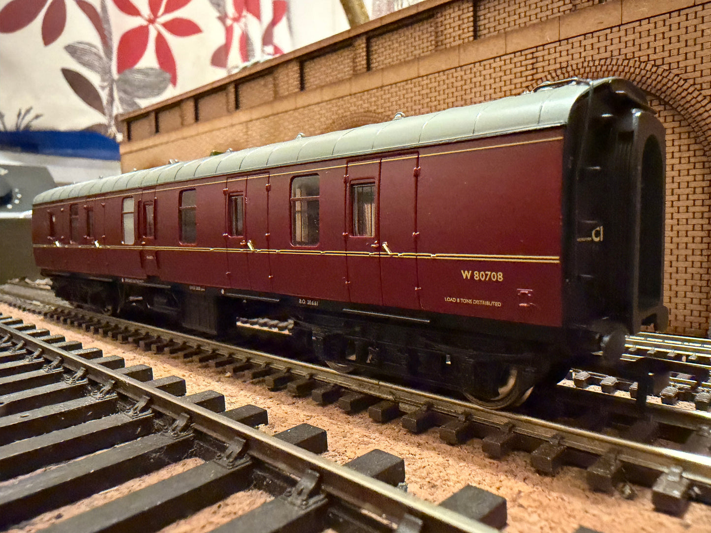 Bachmann 39-176C (OO) British Railways MK1, 57ft Full Brake No.W80708 in BR Maroon. 
