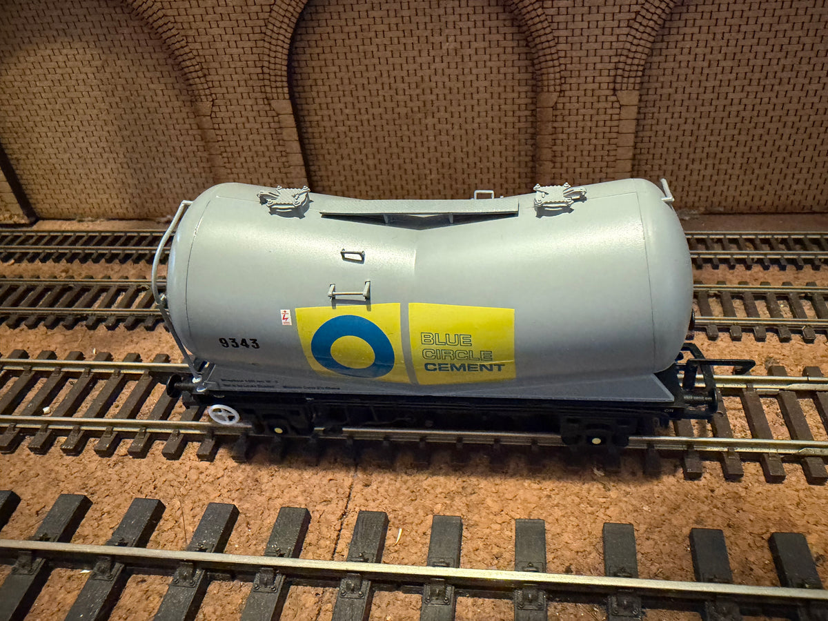 Hornby R6253 (OO) British Rail VEE Cement Tanker No.9343 in Blue Circle Cement Livery 