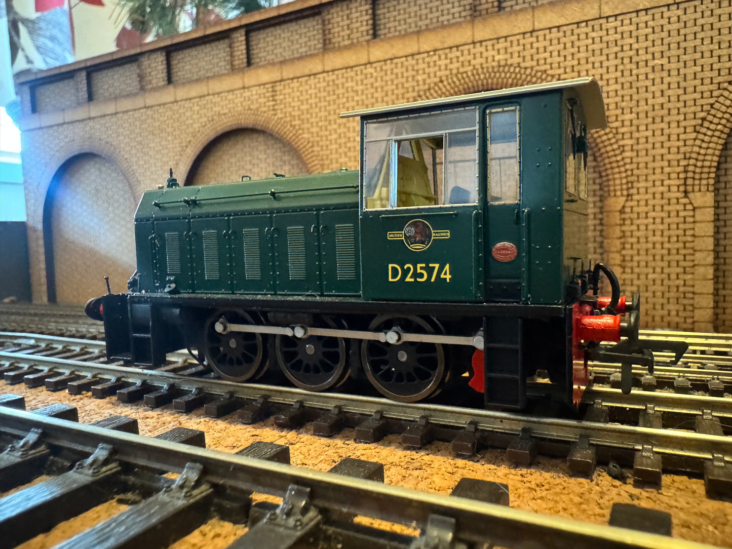 Heljan 2500 (OO) British Railways, Hunslet 200HP 0-6-0DM [Class 05] No.D2574 in BR Green. DCC Ready 