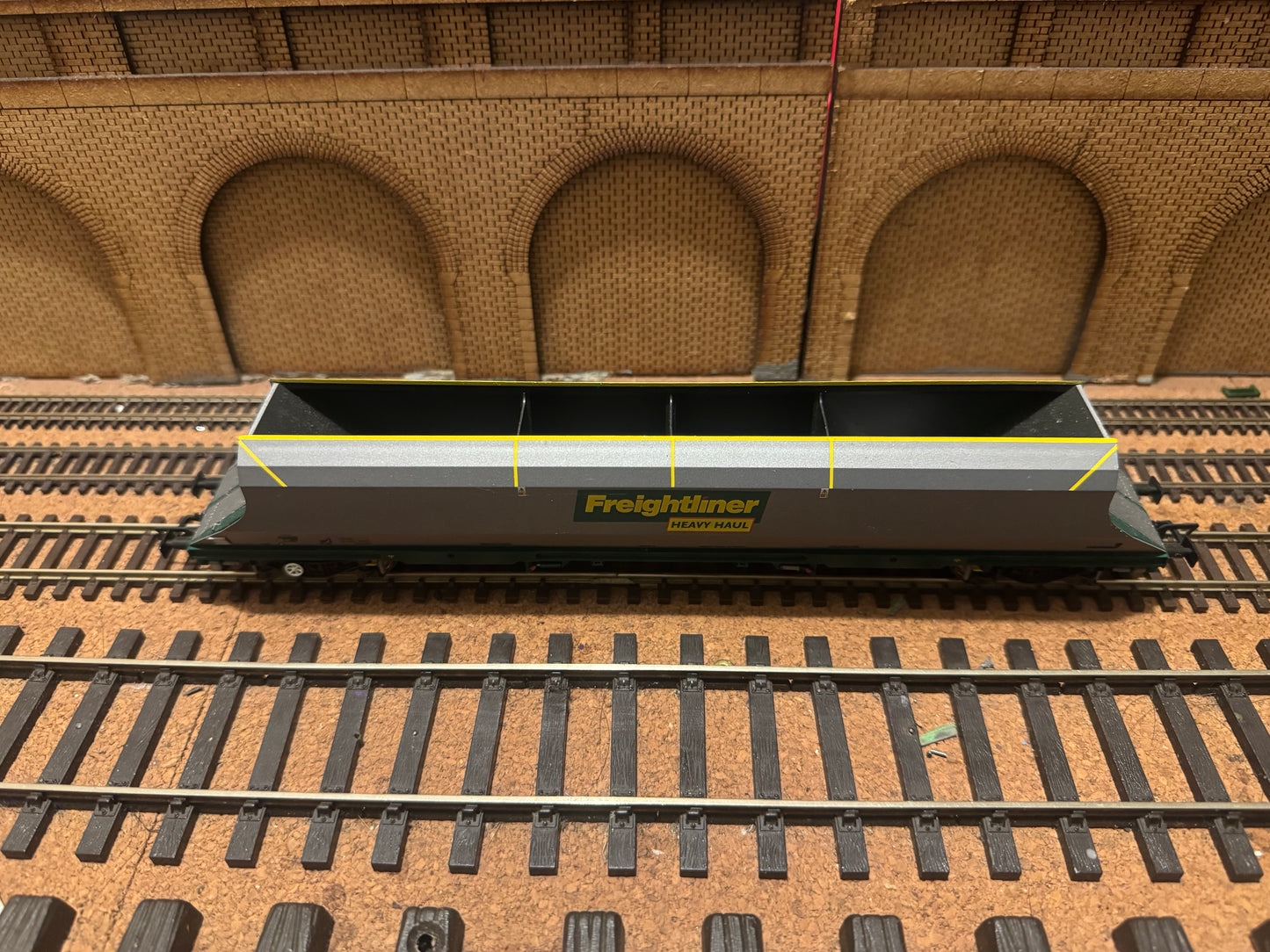 Bachmann 38-031 (OO) Freightliner 100T HHA Bogie Hopper with hinged end doors No.370001 in Freightliner Heavy Haul Livery with. 