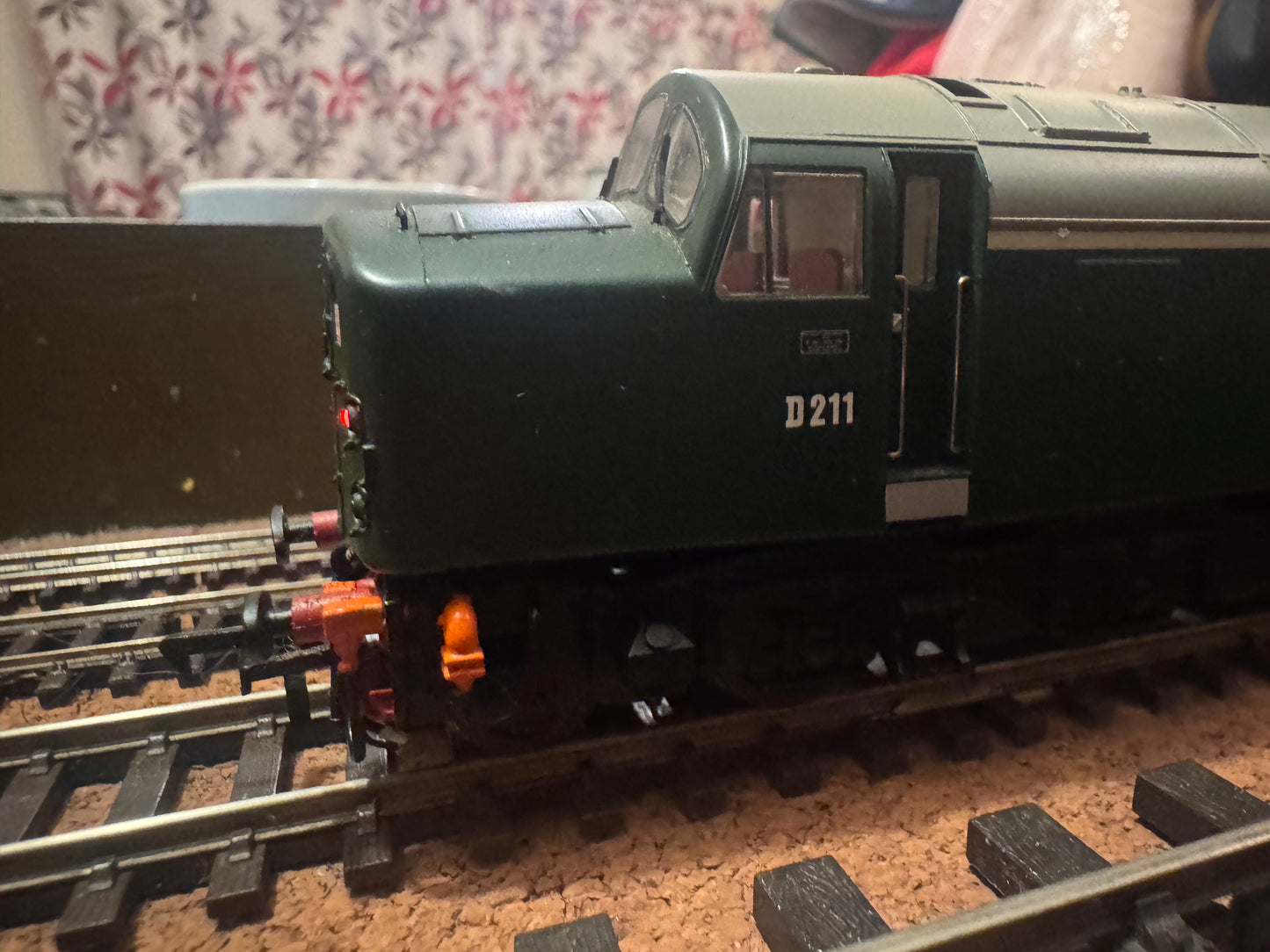 Bachmann 32-480DS (OO) British Railway, English Electric Type 4, [Class 40] No.D211 “Mauretania” in BR Green. DCC Sound Fitted. 