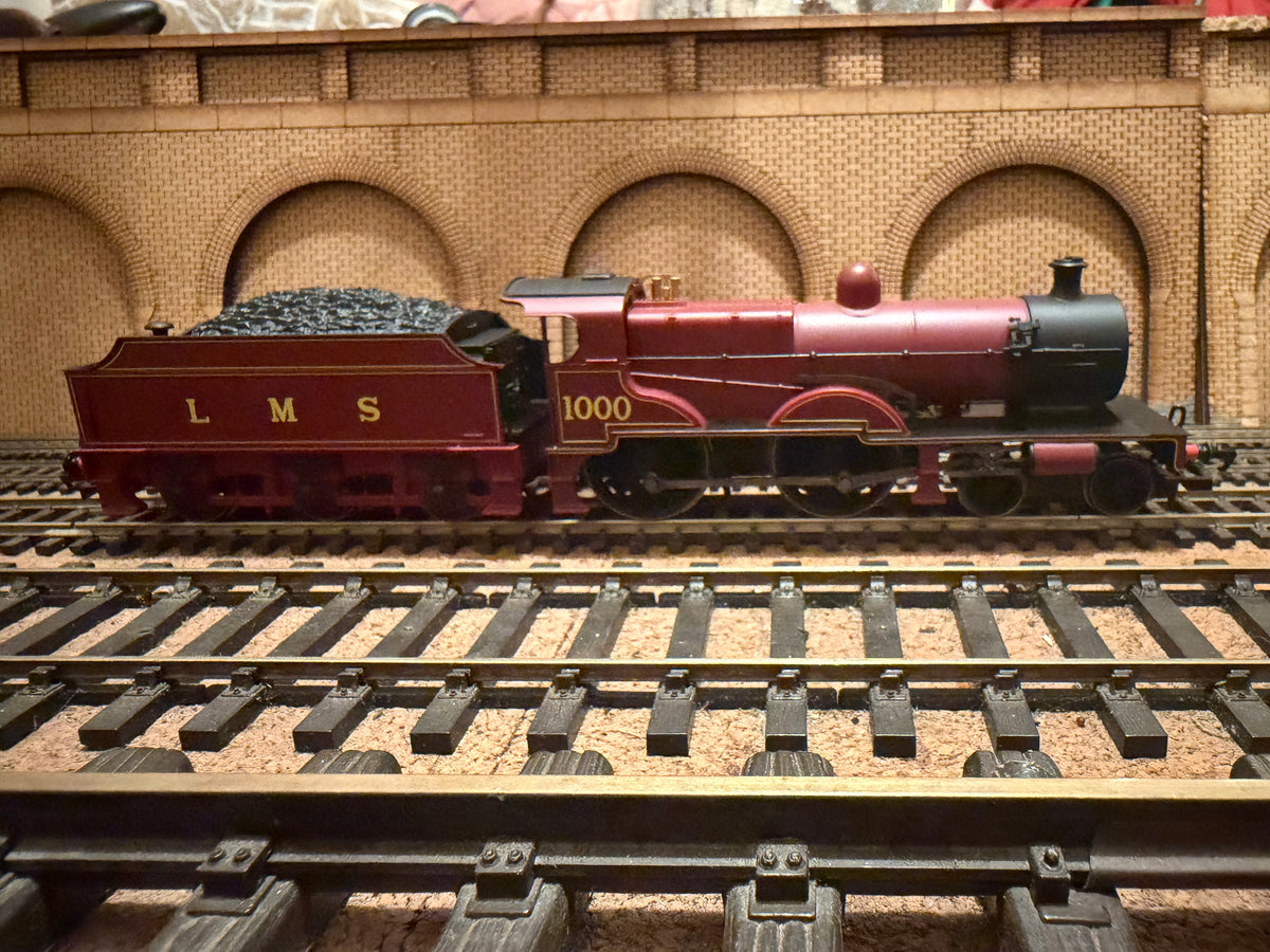 Hornby Railroad R3063 (OO) Ex MR 1000 Class ‘Midland Compound’ No.1000 in London Midland & Scottish Crimson Lake. DCC Ready
