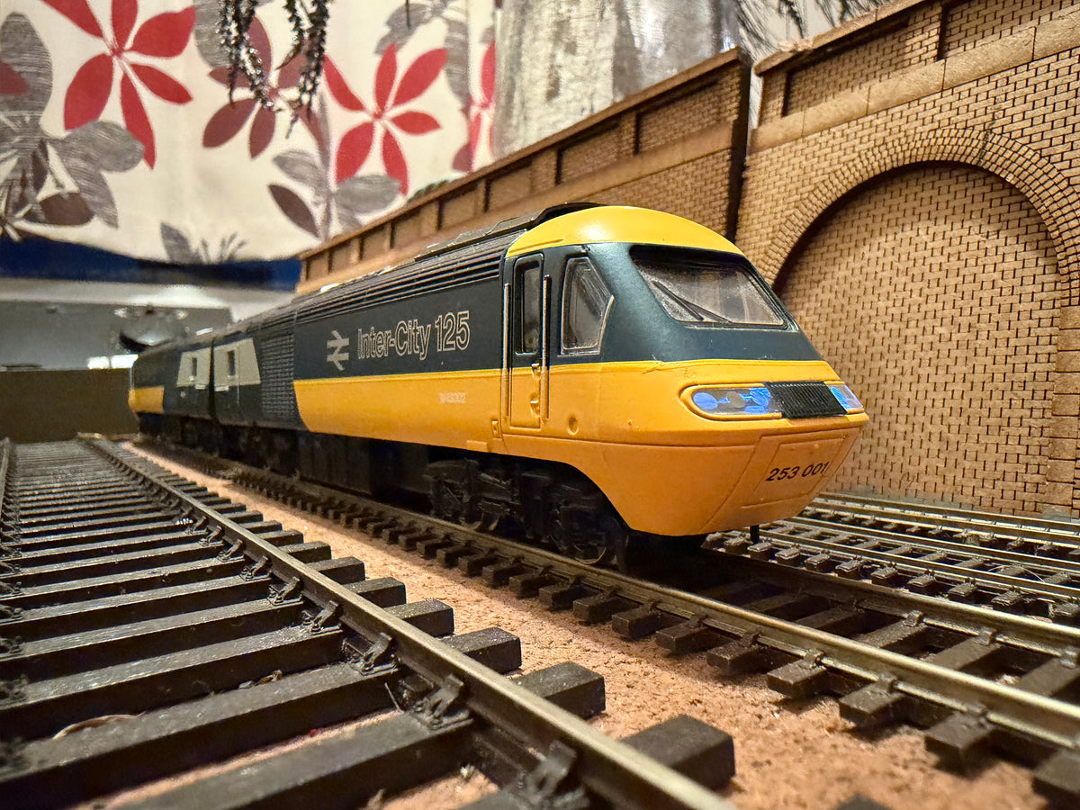 Hornby Railroad R3608 (OO) British Rail, Class 253 (Class 43) Power Cars for set No.253001. Unit Numbers W43002 & W43003 in British Rail Intercity 125 livery. DCC Ready £74
