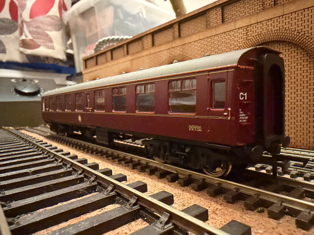 Hornby Harry Potter R4934A (OO) Ex British Railways MK1 Corridor Composite No.99721 in Hogwarts Railways Livery 
