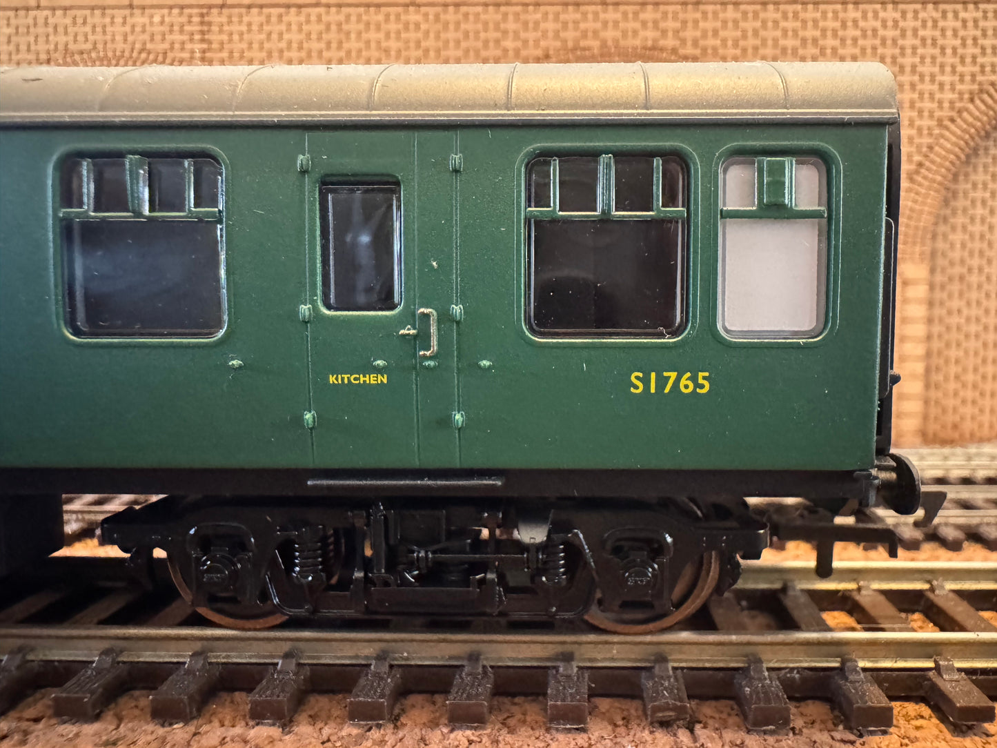 Hornby R4972 (OO) British Railways MK1 Restaurant Buffet No.S1765 in BR Southern Region Green 