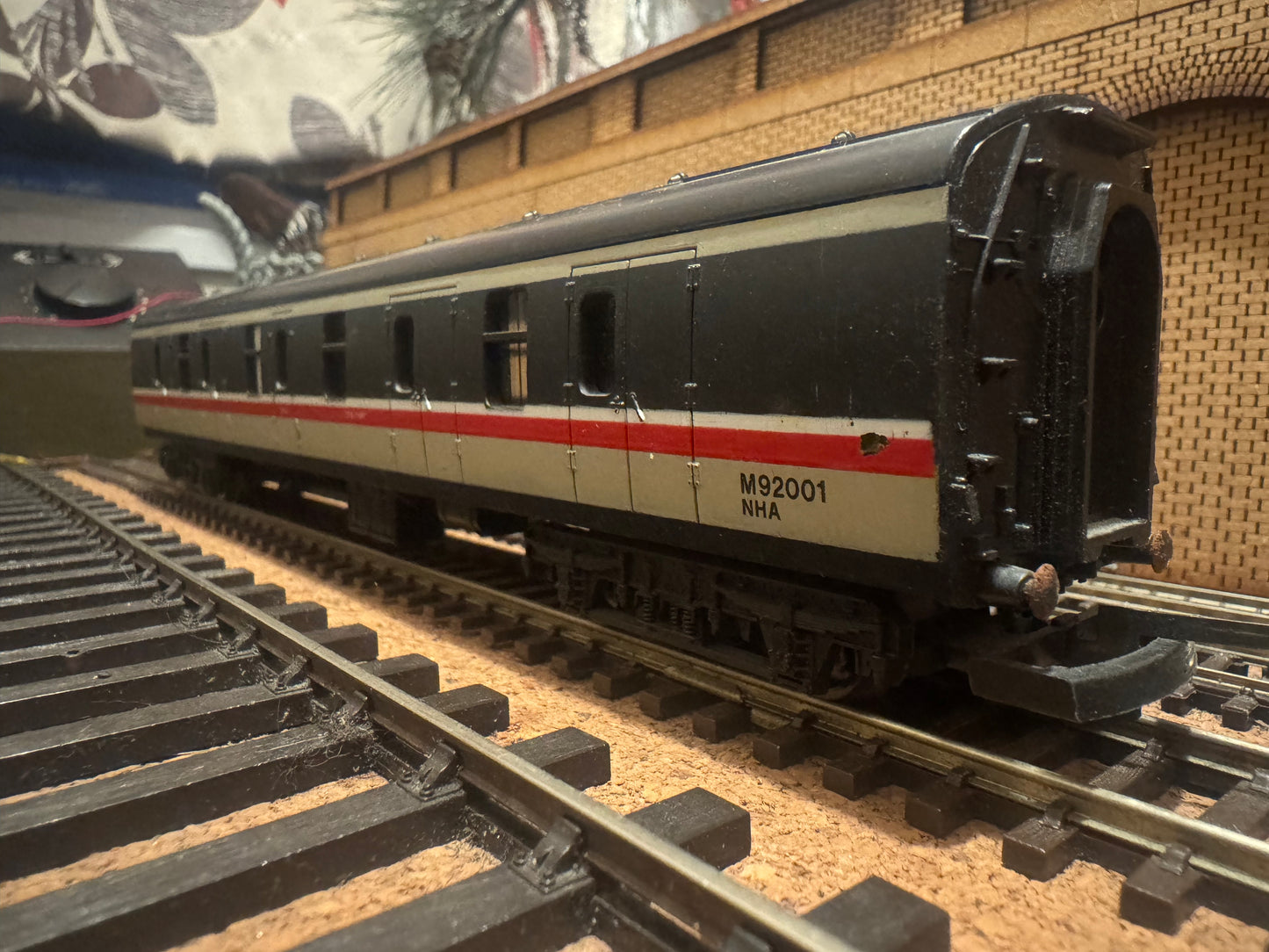 Lima 305373 (OO) British Railways MK1 NHA Van No.92001 in BR Intercity Executive Livery 