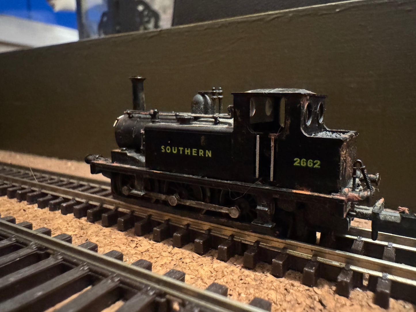 Dapol ND100c (N Gauge) Ex LBSCR, A1X ‘Terrier’ No.2662 [“Martello”] in unlined heavily weathered Wartime Southern Railway Black