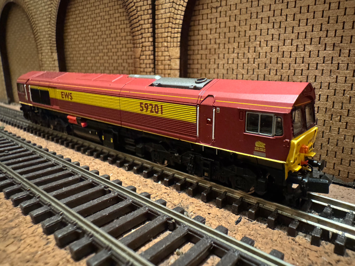 Dapol 2D-005-006 (N Gauge) Ex National Power, Class 59/2 No.59201 “Vale of York” in English Welsh & Scottish, Red and Gold. DCC Ready