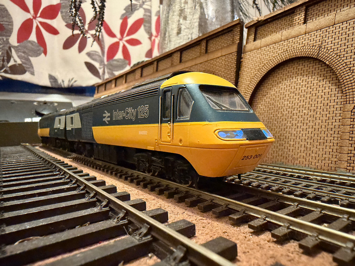 Hornby Railroad R3608 (OO) British Rail, Class 253 (Class 43) Power Cars for set No.253001. Unit Numbers W43002 & W43003 in British Rail Intercity 125 livery. DCC Ready £74
