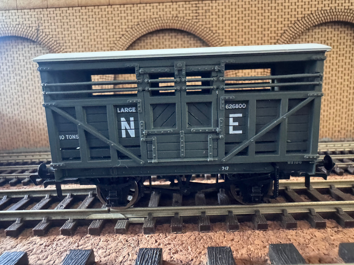 Bachmann 37-707 (OO) London North Eastern Railway 12T Cattle Wagon No.626800 in NE Grey. 