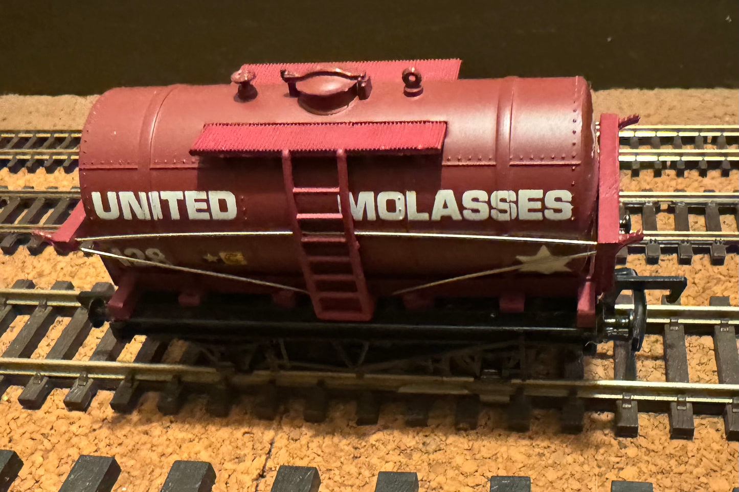 Mainline (OO) United Molasses 12ton Tank Wagon, No.128