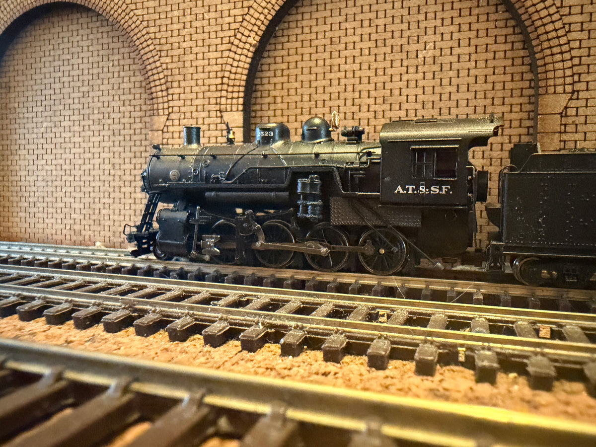 Bachmann Spectrum 81505 (N Scale) Baldwin 2-8-0 Consolidation No.2523 with medium tender in Atchison, Topeka and Santa Fe Railway Livery. DCC Ready 