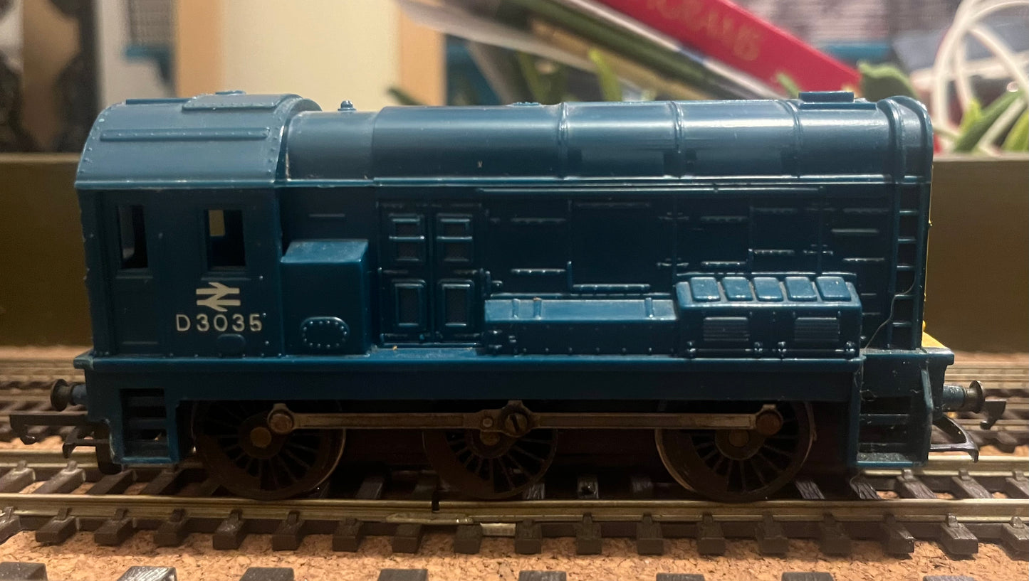 Hornby (OO) British Railways 08, No.D3035 in BR Corporate Blue.