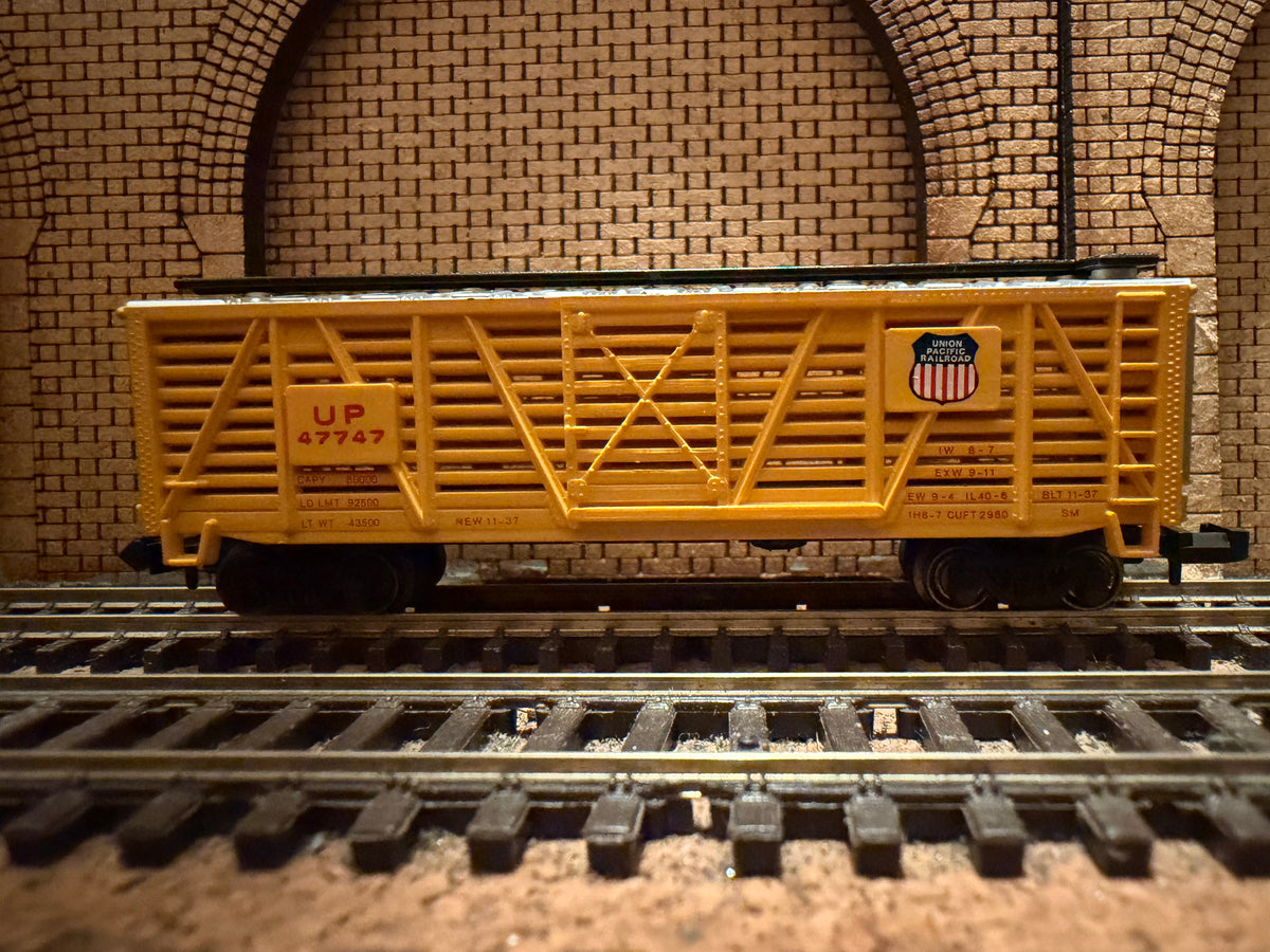 Bachmann Silver Series 71551 (N Scale) Union Pacific Railroad, 40ft Livestock Car No.47747 in UPR Yellow & Sliver 