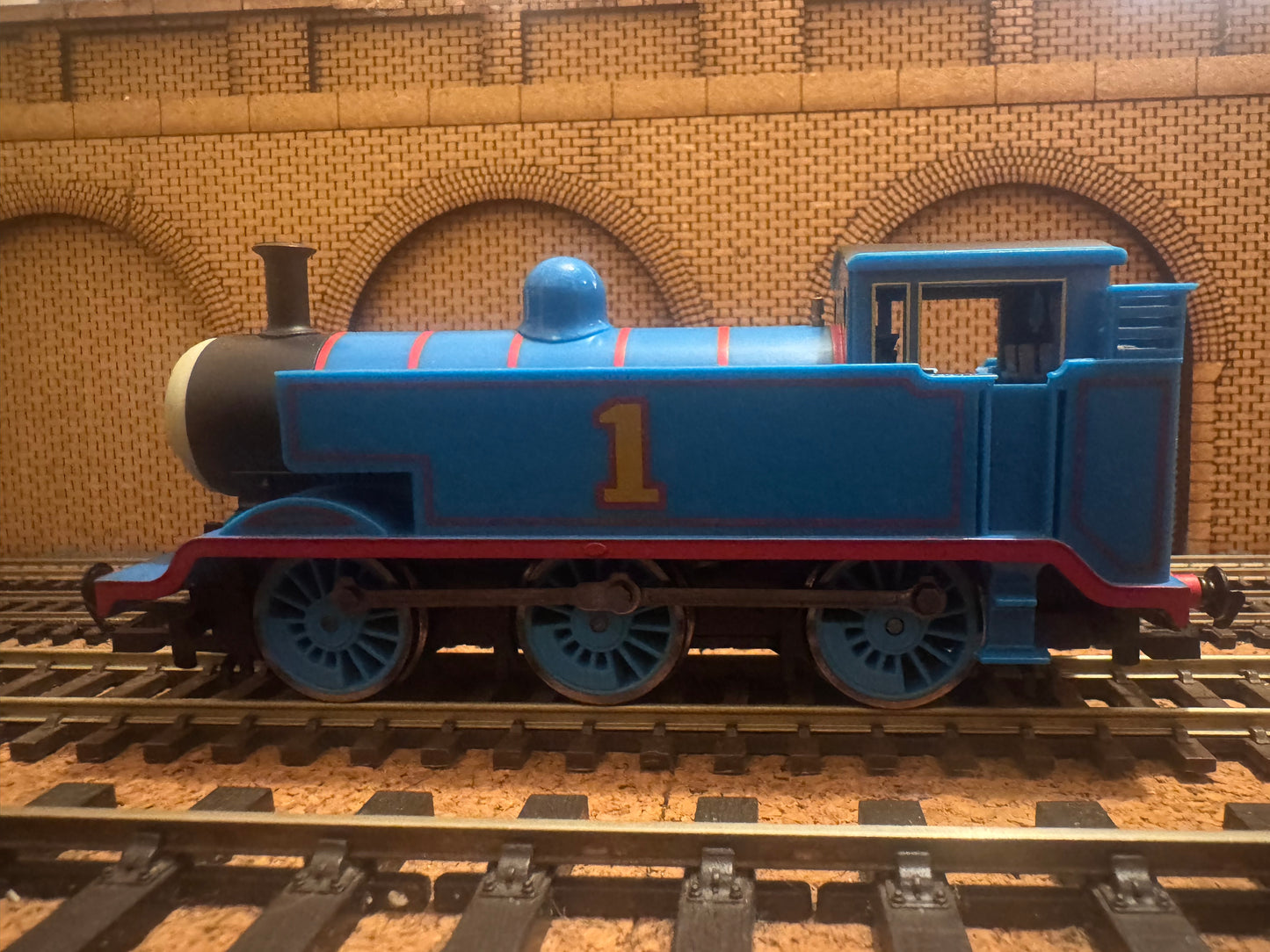 Hornby Thomas & Friends R9104 (OO) Ex LB&SCR E2 No.1 “Thomas” in North Western Railway Lined Blue 
