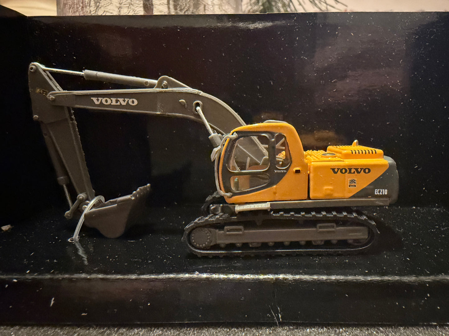 Hobby Works / Volvo (1:87 / HO) Volvo EC210 Crawler Excavator 