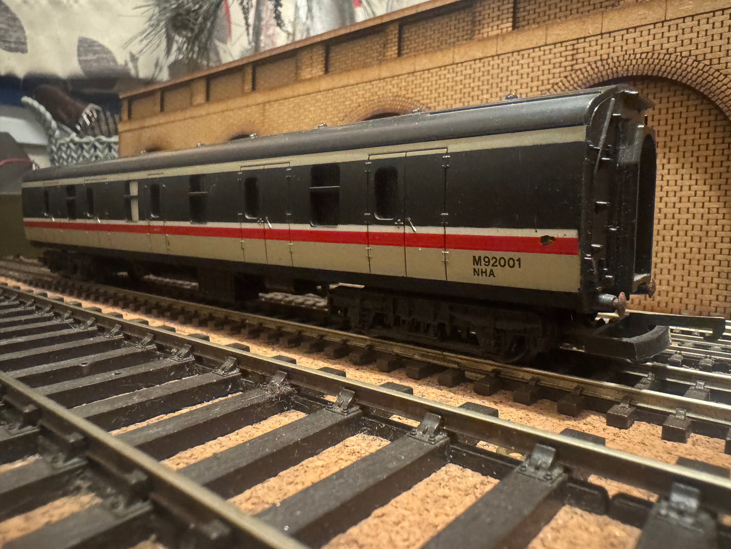 Lima 305373 (OO) British Railways MK1 NHA Van No.92001 in BR Intercity Executive Livery 