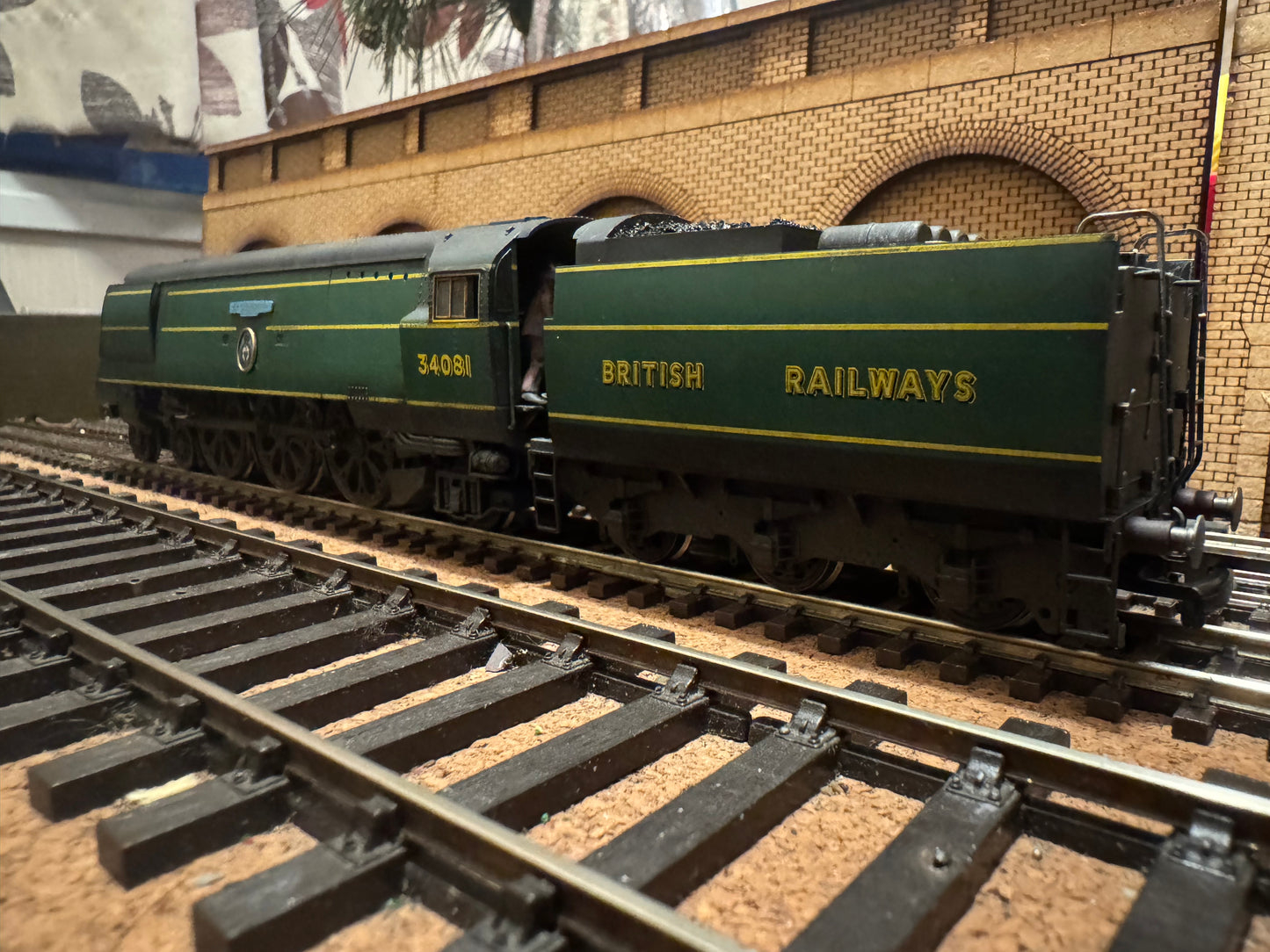 Hornby R2220 (OO) British Railways [SR] ‘Battle of Britain Class’ No.34081 “92 Squadron” In Weathered Southern Railway / BR Transitional Malachite Green. 