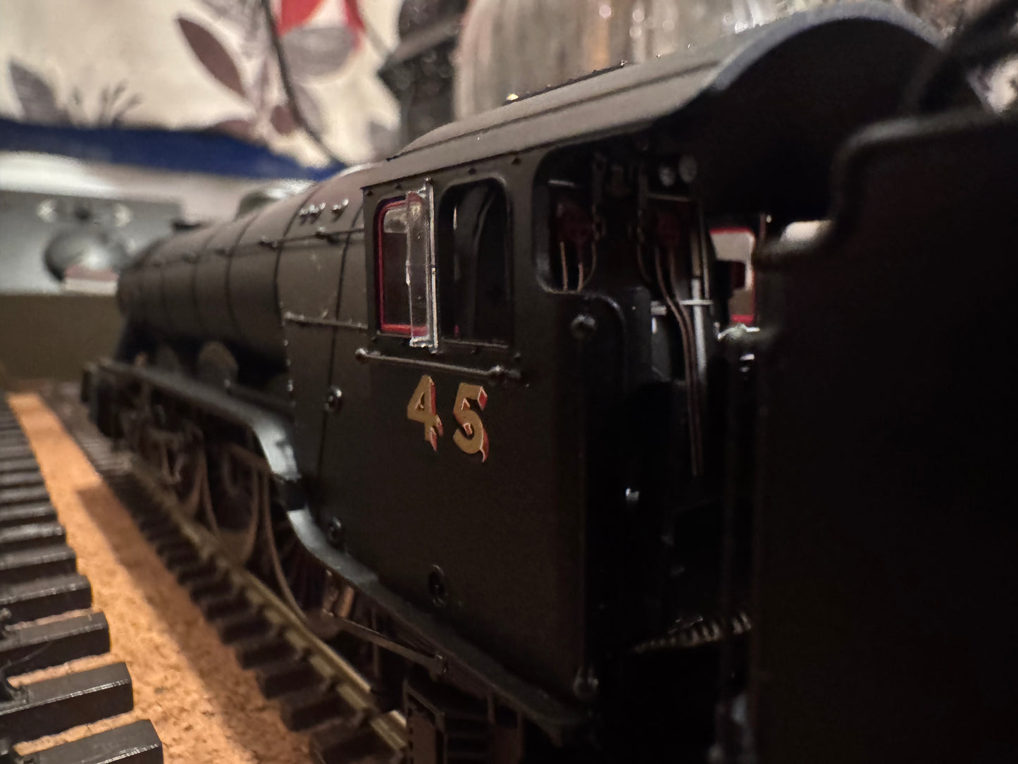 Hornby R30087 (OO) London North Eastern Railway A3 No.45 “Lemberg” in Post War LNER unlined black with Great Northern Railway Tender DCC Ready.