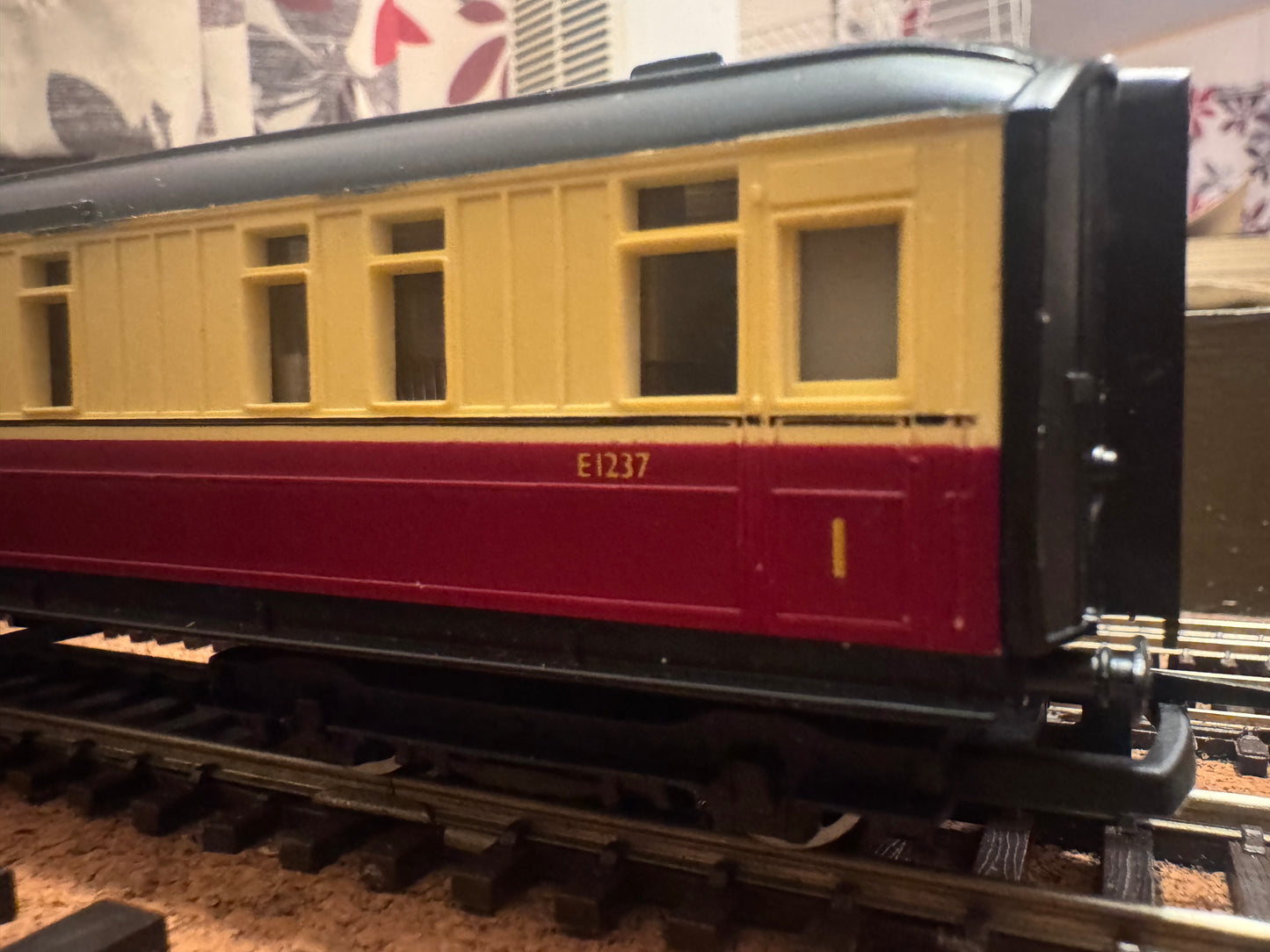 Hornby R419A (OO) Ex LNER ‘Gresley’ First Class Sleeping Car No.E1237 in British Railways Blood & Custard Livery 