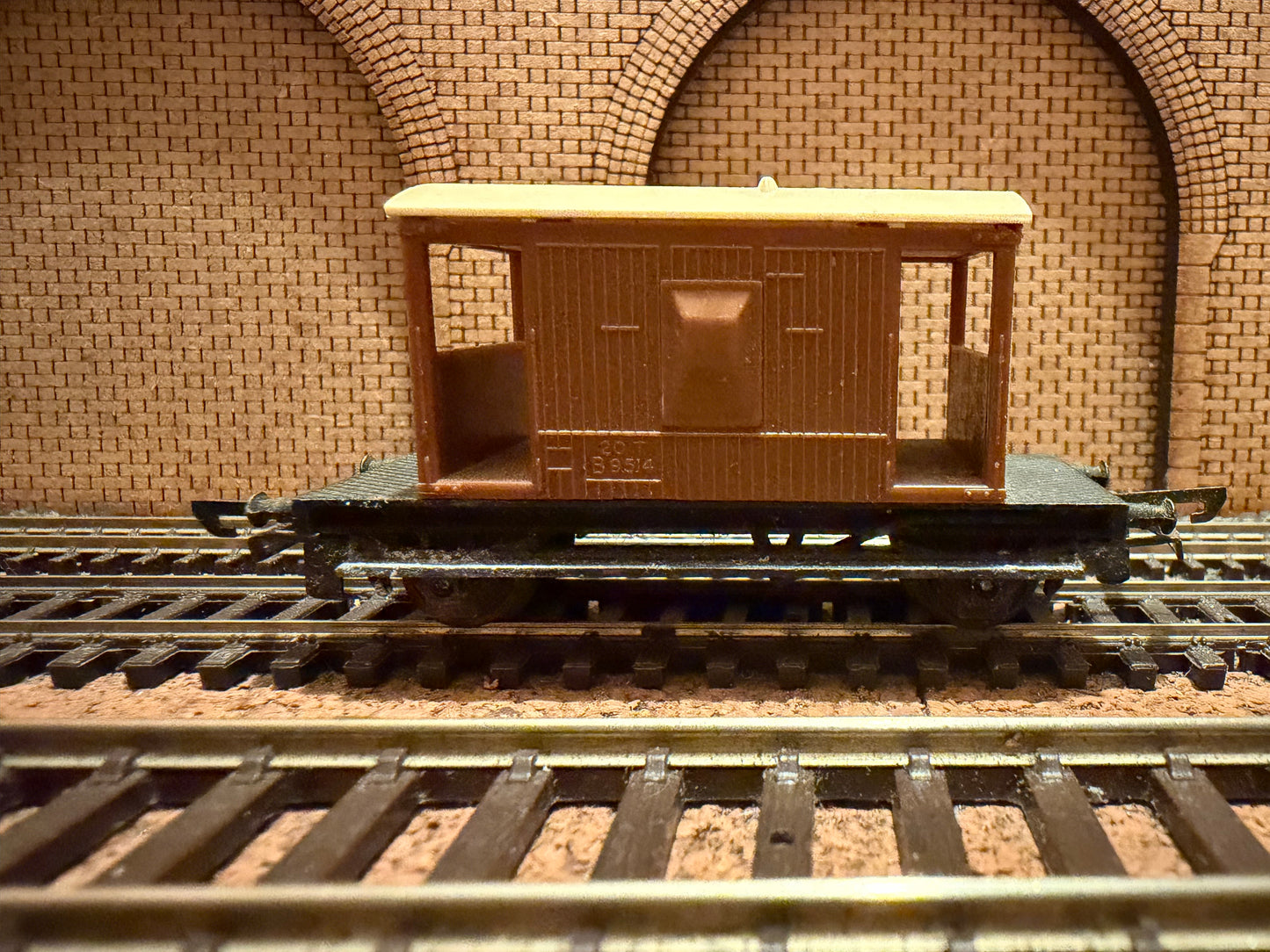 Tri-ang T72 (TT) British Railways 20T Brake Van No.B9514 in BR Brown 