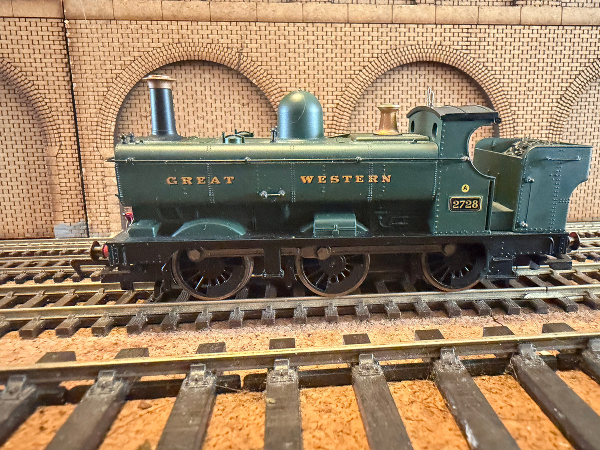 Hornby R2534A (OO) Great Western Railway 2721 Pannier Tank No.2748 in GWR unlined Brunswick Green. 
