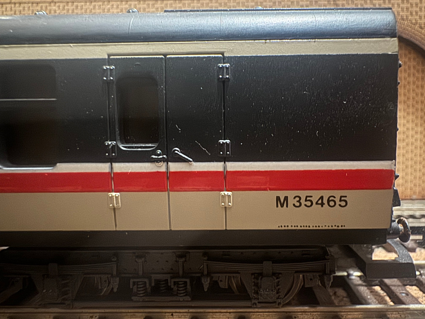 Lima 305372 (OO) British Railways MK1 Brake Corridor Second No.M35465 in British Rail Intercity Executive Livery 