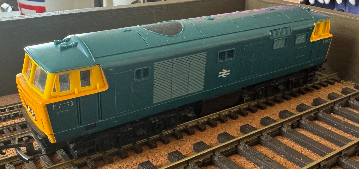 Hornby (OO) British Railways, Bayer Peacock Type 3 “Hymek” (Class 35) No.D7063 in Pre TOPS BR Corporate Blue.