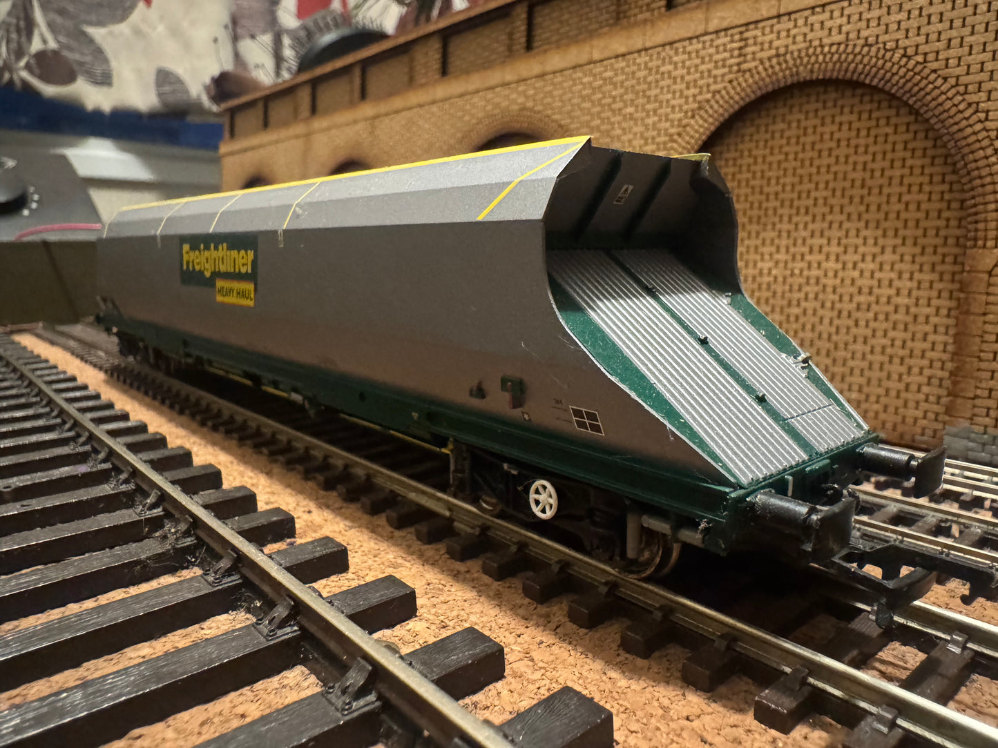 Bachmann 38-031 (OO) Freightliner 100T HHA Bogie Hopper with hinged end doors No.370001 in Freightliner Heavy Haul Livery with. 