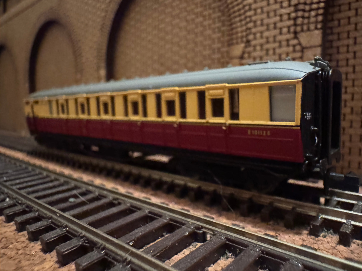 Dapol NC-61D (N Gauge) Ex LNER ‘Gresley’ Corridor Brake Second No.E10112E in British Railways Blood and Custard Livery 
