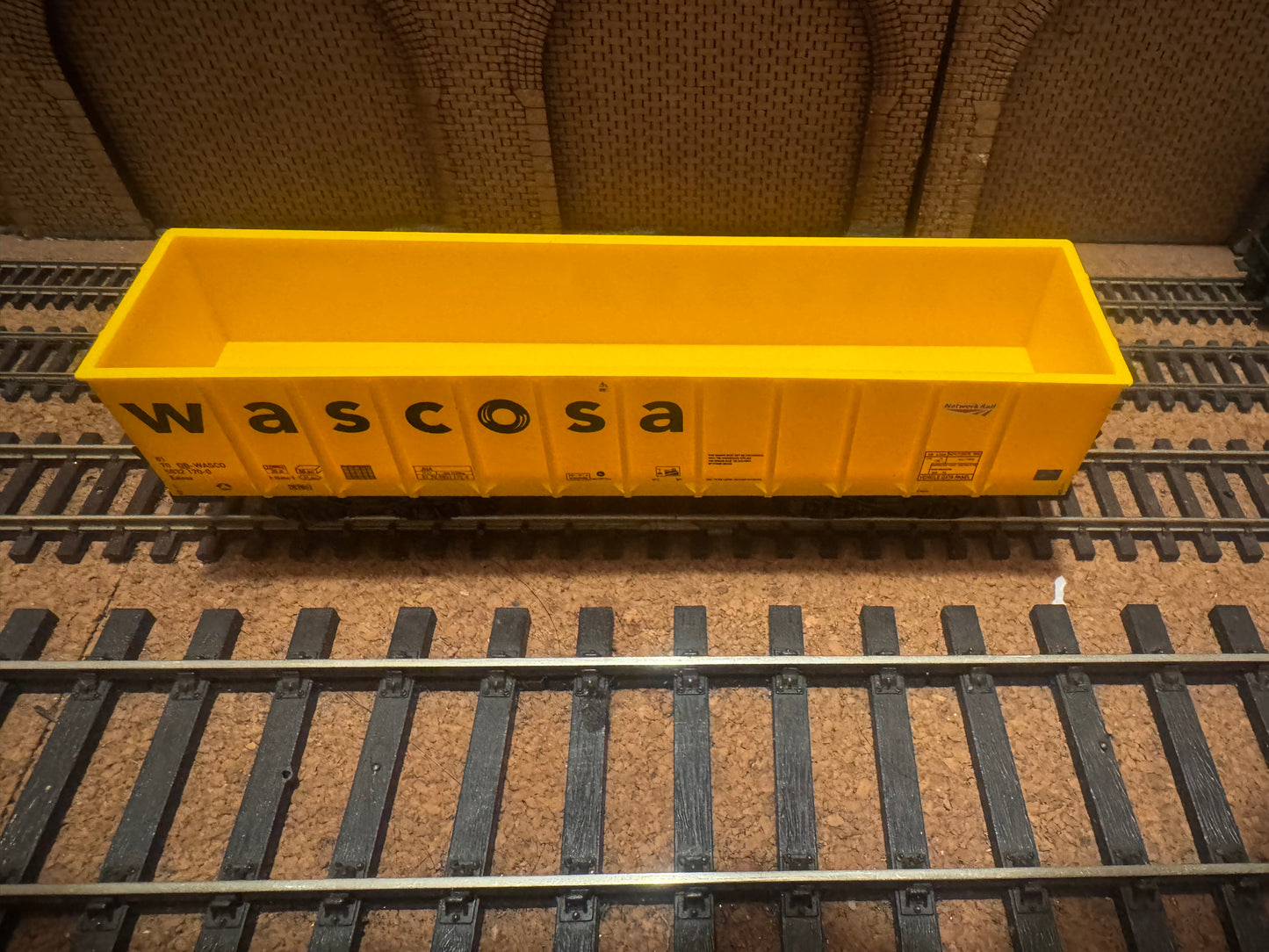 Hornby Railroad R60311 (OO) Wascosa JNA Bogie Tippler No.81 70 5932 170-0 in Wascosa / Network Rail Livery 