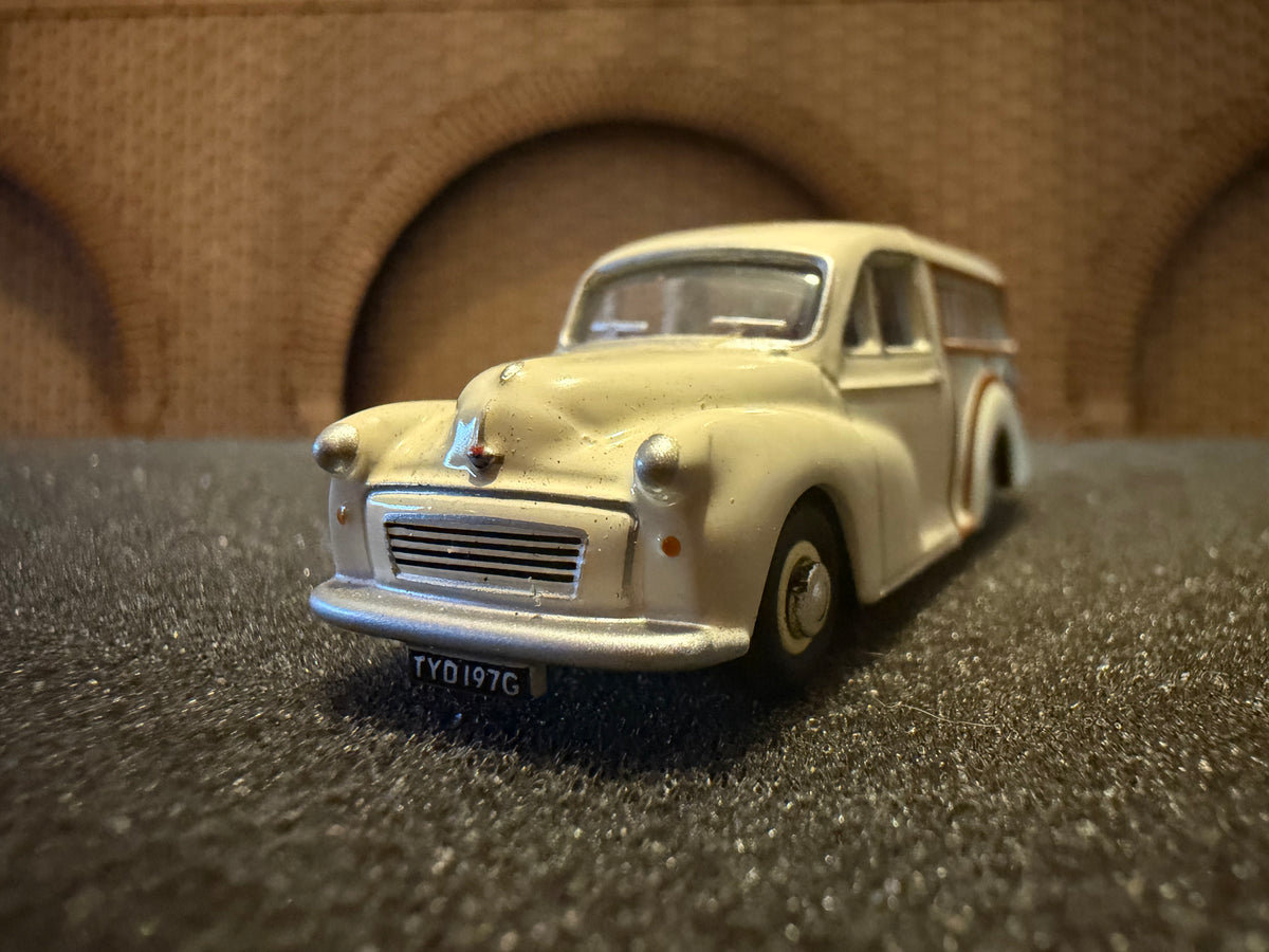 Oxford Diecast 76MMT001 (1:76 / OO) Morris Minor Traveller, Registration TYD197G in White. 