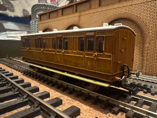 Hornby R40081 (OO) London North Eastern Railway Six Wheel First Class Compartment Coach, No.4172 In Varnished Teak 