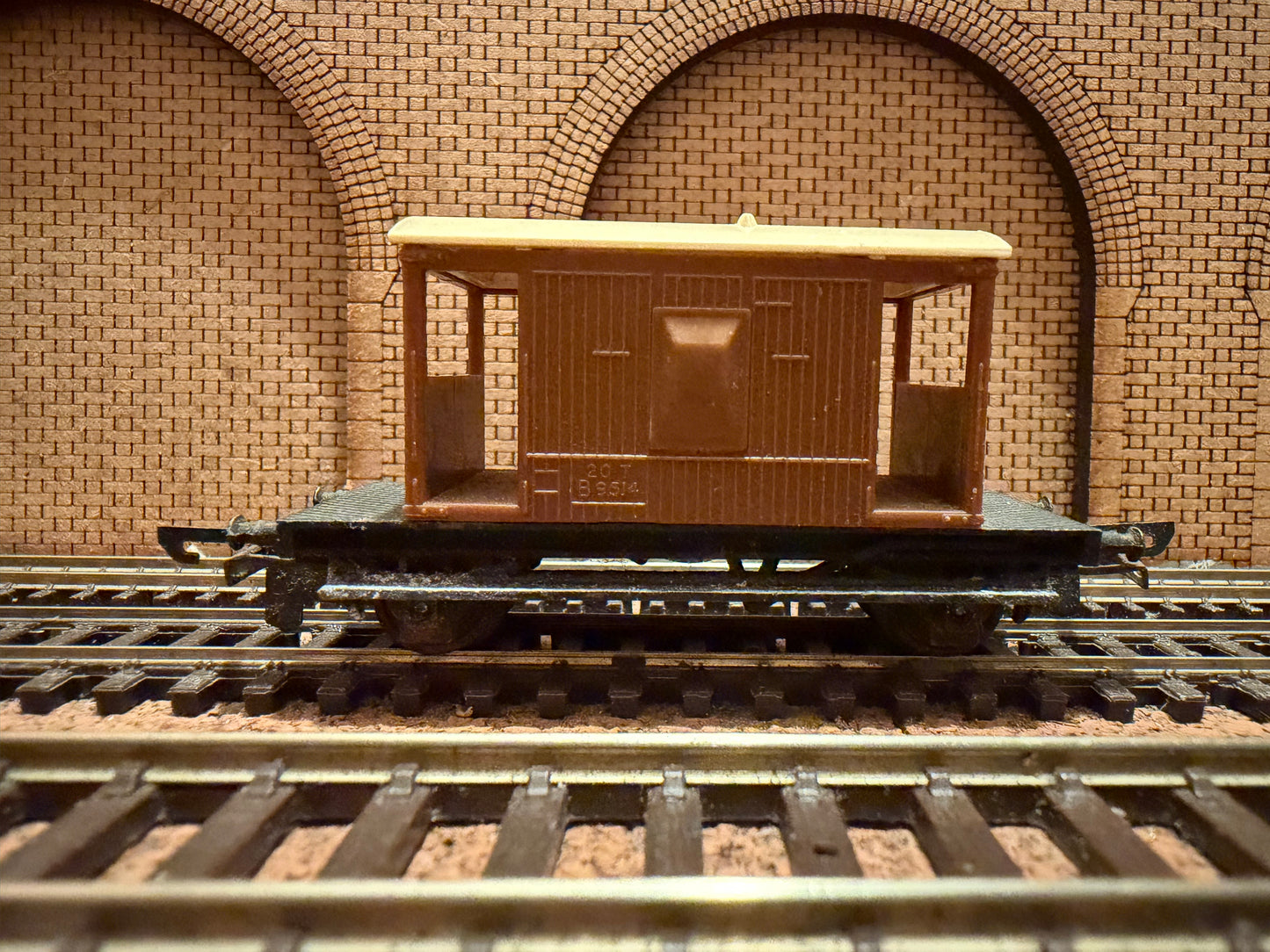 Tri-ang T72 (TT) British Railways 20T Brake Van No.B9514 in BR Brown 