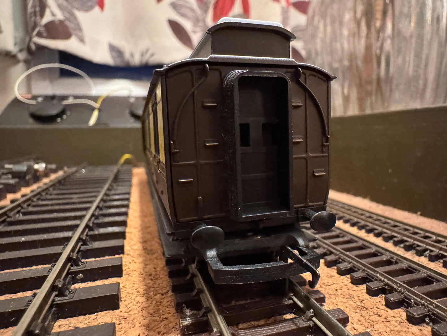 Hornby R4120 (OO) Great Western Railway ‘Dean’ Clerestory Brake No.3371 in GWR (1880 - 1908) Chocolate & Cream with Gold Lining. 
