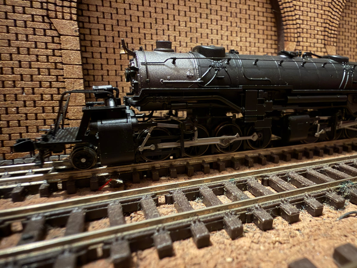 Life-Like Trains 7577 (N Scale) United States Railroad Administration 2-8-8-2 / Norfolk & Western Railroad Y2 No.2016 in N&W Black. 