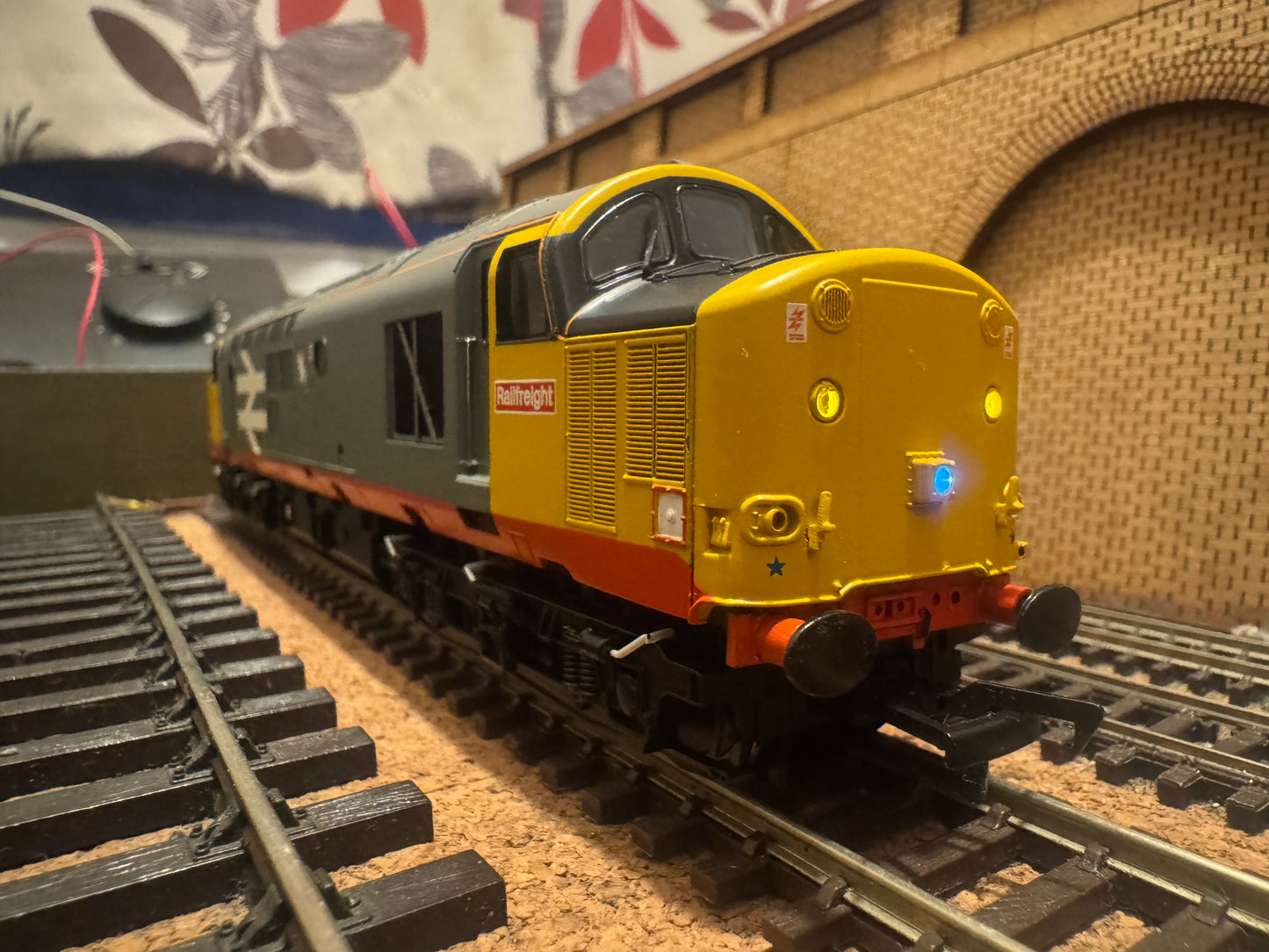 Bachmann 32-387 (OO) British Railways Class 37/5 No.37506 in British Rail, Railfreight Red Stripe Livery and Thornaby Depot Decal. DCC Ready 