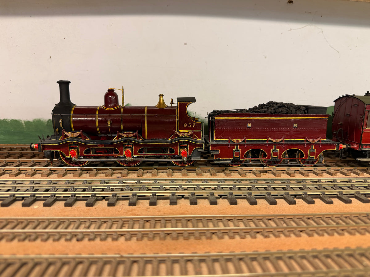 Slaters 7L007 (O gauge) Midland Railway ‘Kirtley’ Class 700 No.957 in Pre 1907 Lined Midland Railway Crimson Lake. 
