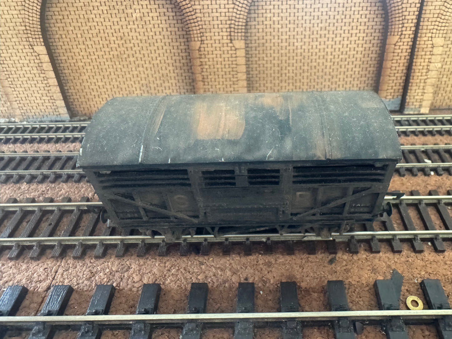Hornby R106 (OO) Southern Railway 10T Cattle Wagon No.51915 in Heavily Weathered Southern Railway livery 