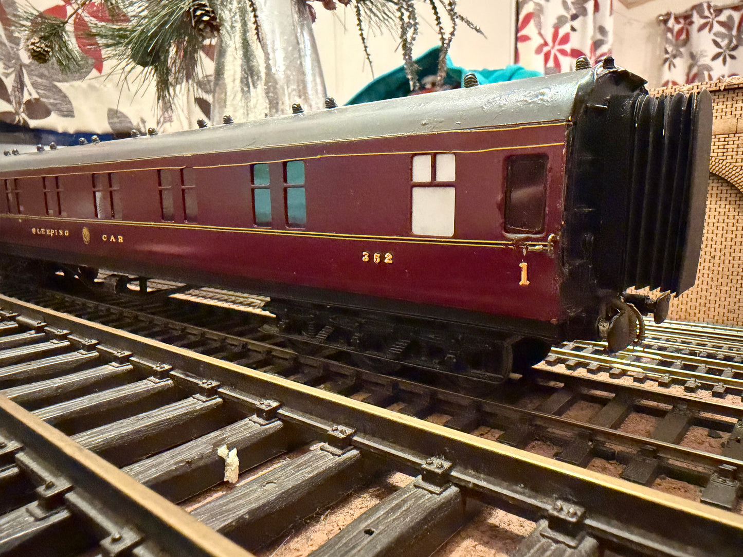 Westdale (O Gauge) London Midland Scottish Railway, 69ft Twelve Wheel Sleeping Coach No.352 in LMS Crimson 