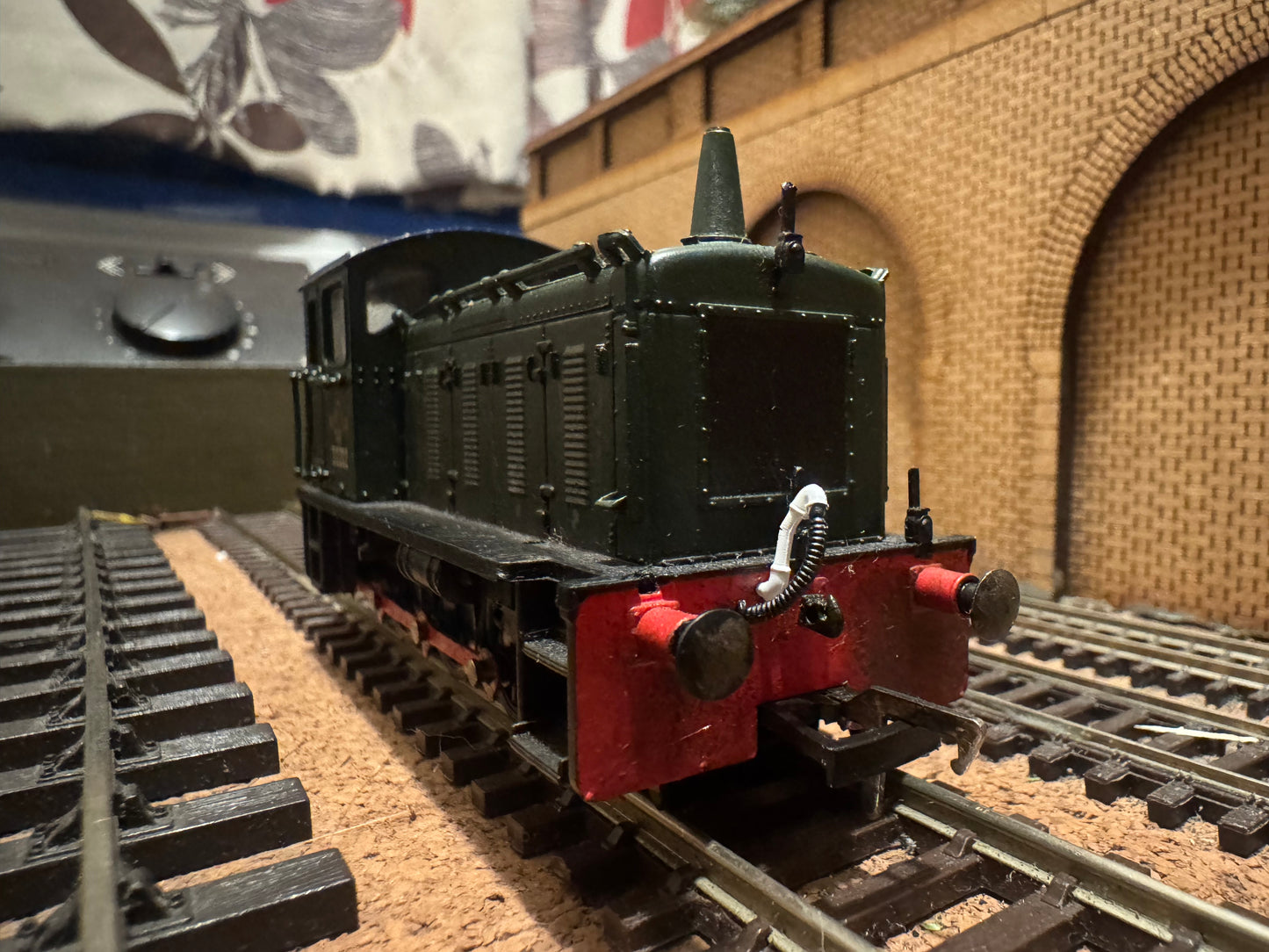 Bachmann 31-338 (OO) British Railways, Drewry Car Company 200HP 0-6-0 Diesel Mechanical Shunter [Class 04] No.D2282 in lightly weathered Plain BR Green. 