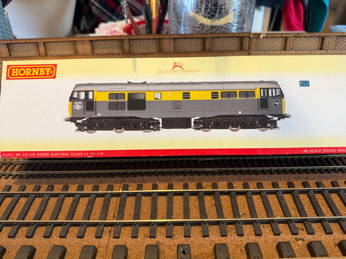 Hornby R2421 (OO) British Railways, Class 31/1 ‘Skinhead’ No.31110 in British Rail Civil Engineers ‘Dutch’ Grey and Yellow. DCC Ready 